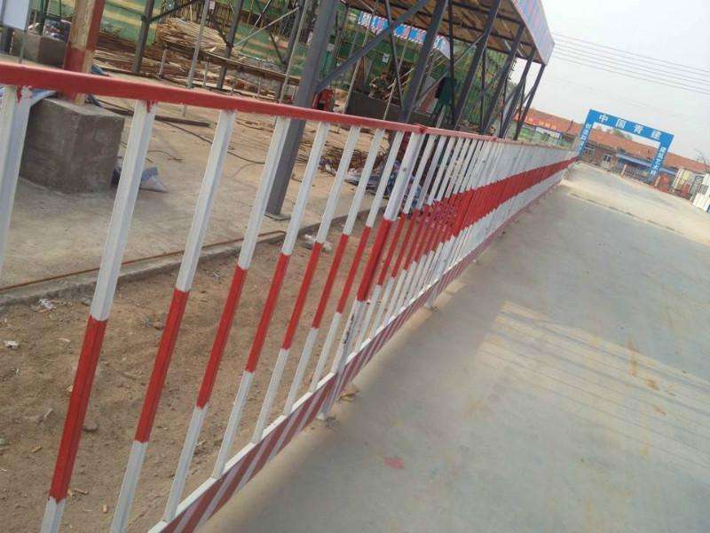 工地臨邊防護(hù)欄桿生產(chǎn)廠家|井劉光明機(jī)械量大從優(yōu)