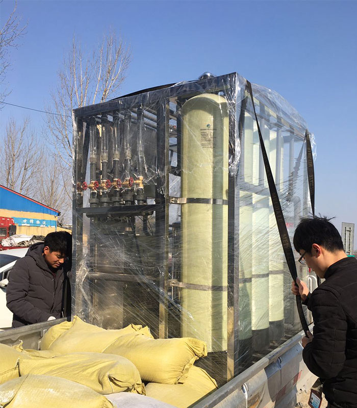 臨沂礦泉水灌裝機(jī)設(shè)備價(jià)格/灝川水處理設(shè)備有限公司