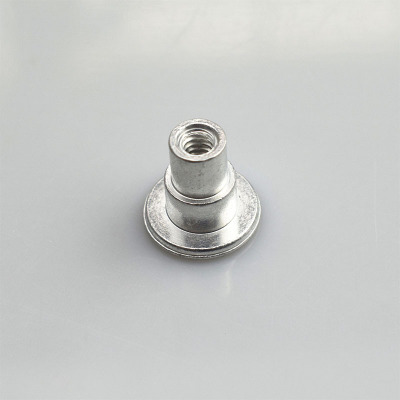 大朗冷鐓件工廠生產(chǎn)臺(tái)階T帽 大平頭帶臺(tái)階半通孔M4內(nèi)牙鋁鉚釘螺母