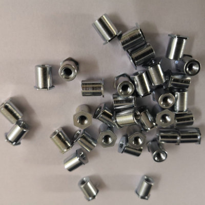 大量現(xiàn)貨SO3.5M3*4機(jī)箱壓鉚螺母柱 六角通孔合金壓鉚釘定制