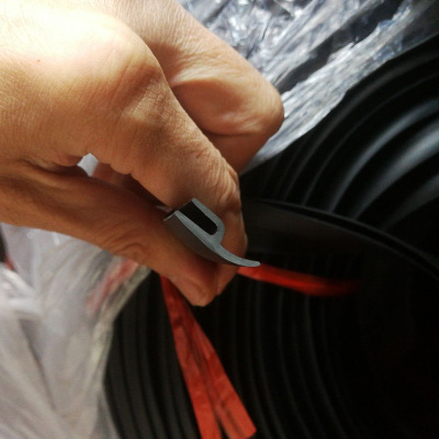 廠家直銷汽車玻璃下飾板密封條 前風(fēng)擋下裝飾板膠條密封條