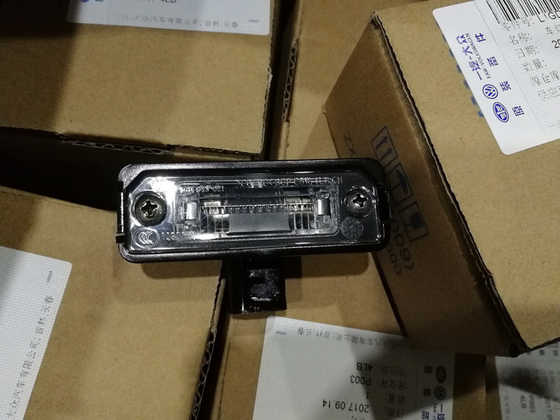 大眾老款邁騰B6 寶來(lái)高爾夫4捷達(dá)后牌照燈原廠 1J6 943 021