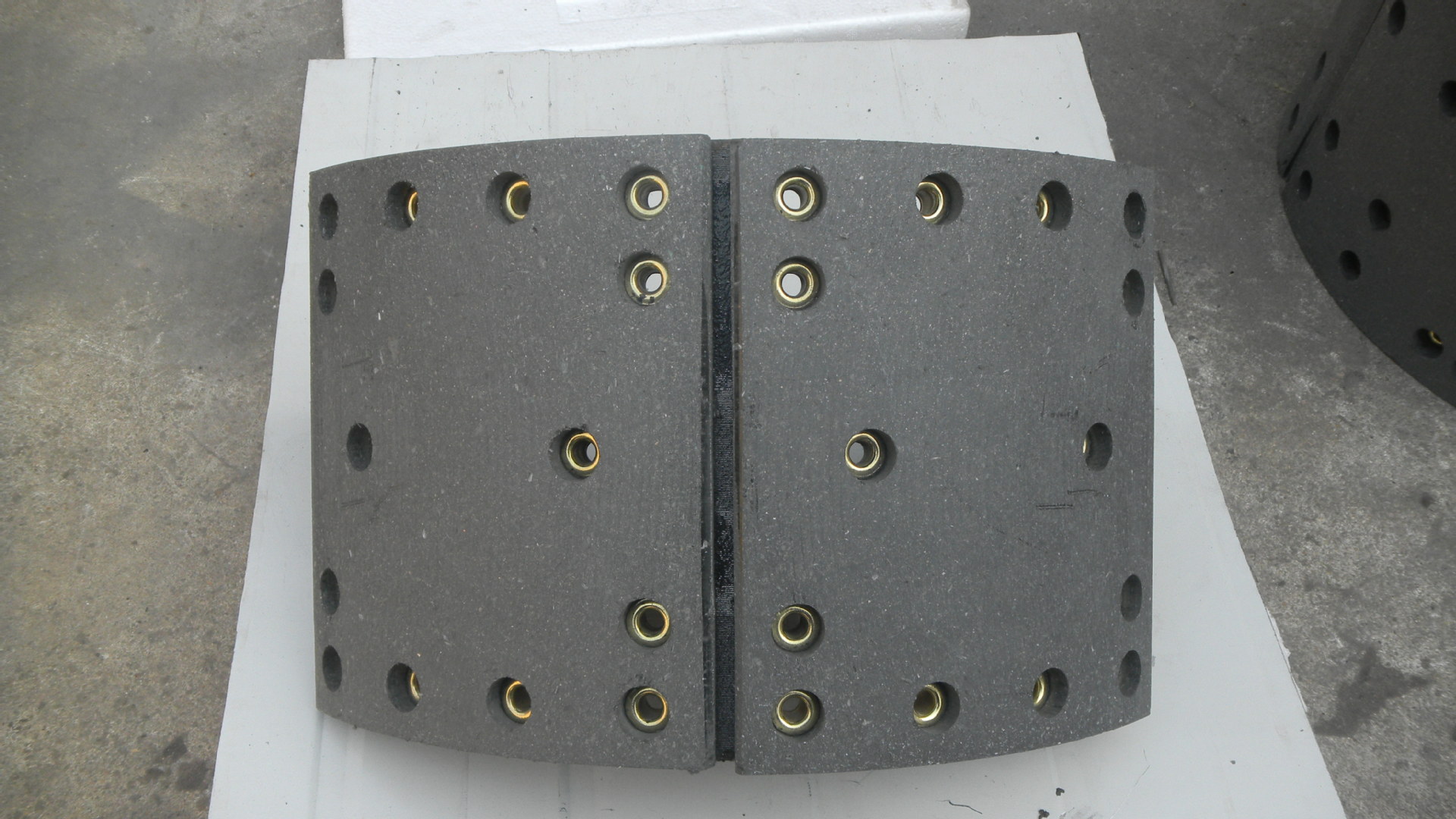 09款豪沃后制動蹄總成2