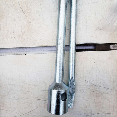 廠家直銷優(yōu)良品質(zhì)輪胎套筒 輪胎扳手 大十字套筒汽車輪胎十字工具