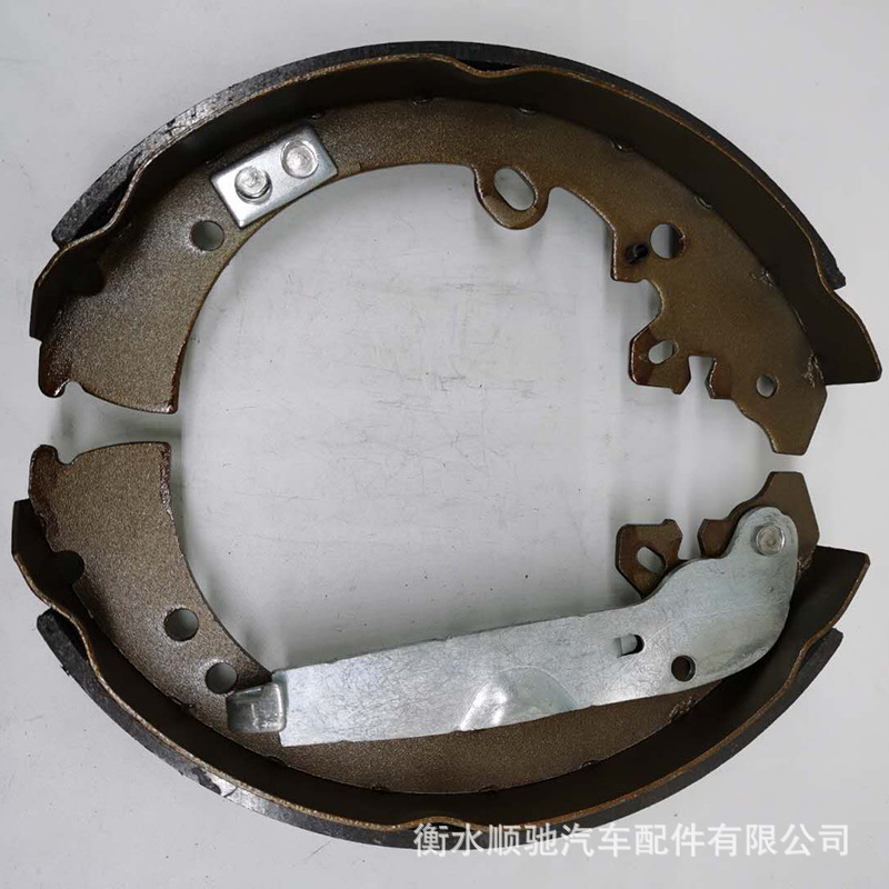 廠家供應(yīng)各種剎車鼓汽車配件剎車片剎車皮手剎片 04495-0k050