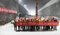 世界最大水泵機(jī)組首臺機(jī)組轉(zhuǎn)子在麗江石鼓成功吊裝