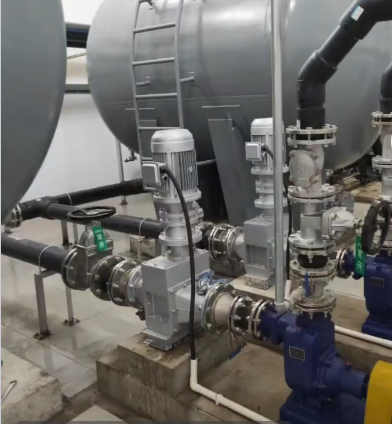 304不銹鋼污泥切割機(jī)管道安裝02